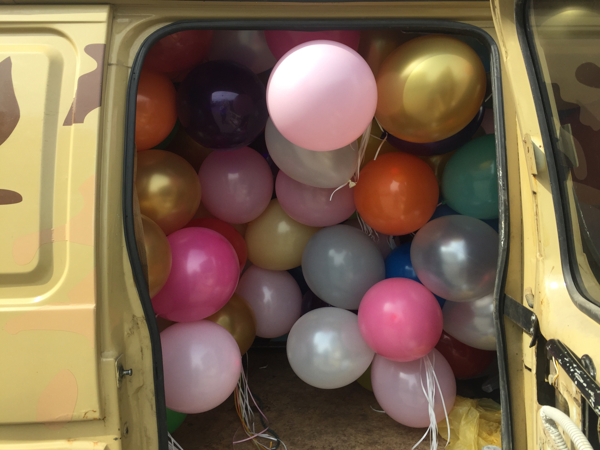 Шары доставка нижний. Машина с шарами. Газель с шарами. С днем рождения машина с шариками. Машина из шарика.