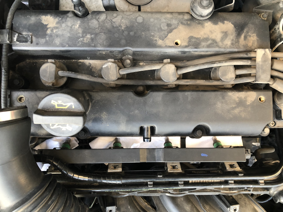 5. Аккуратно приподнять топливную рампу, и засунуть под каждую форсунку по туалетной бумажке. Кстати тут я на всякий случай подключил проводку к форсункам обратно. — Ford Fusion