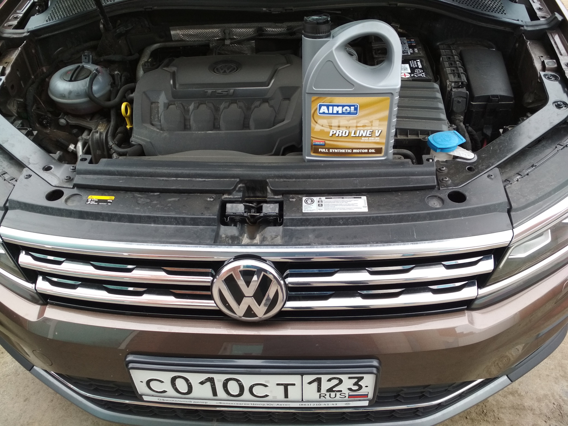 Масло в двигателе фольксваген тигуан 1.4. Масляный радиатор Тигуан 2.0 TSI. Volkswagen Tiguan 2019 1.4 аккумулятор. Щуп масла Tiguan 2.0 TSI 2013. Аккумулятор Фольксваген Тигуан 1.4 2017г.