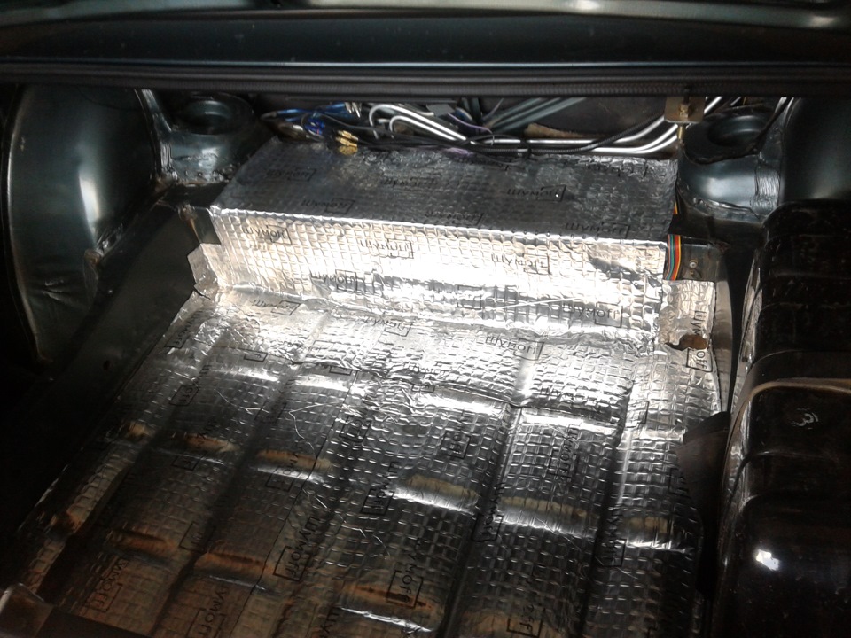 Пыль в салоне ваз. Как пыль попадает в машину. Пыль в салоне приора. Мокрый ковролин ваз 2114 с пассажирской стороны. Салон ваз 2114 после аварии.