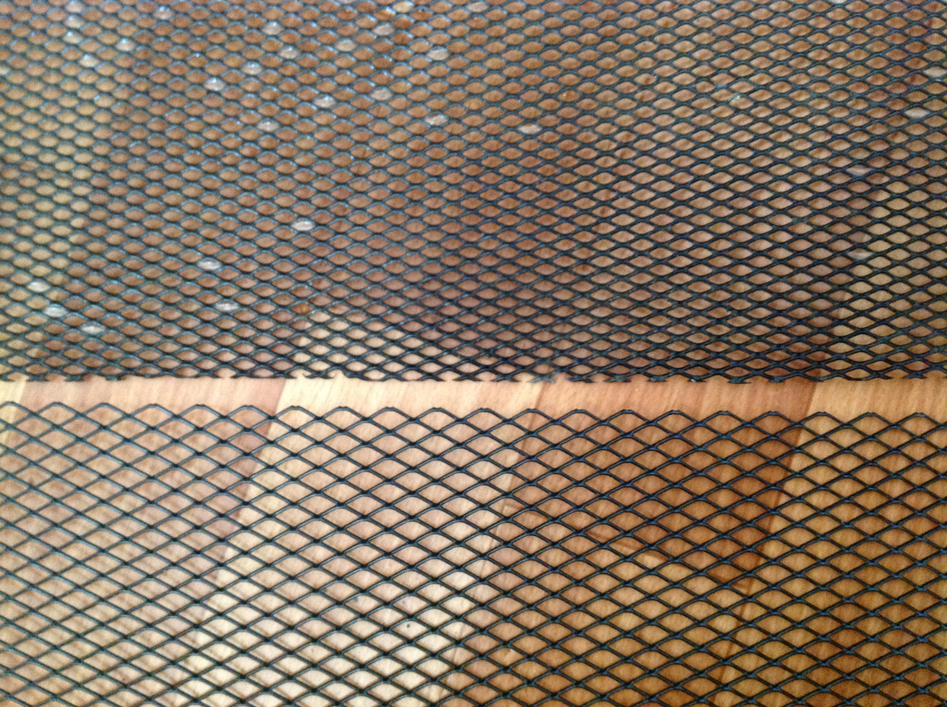 Авито сетка. Металлическая чугунная сетка. Сетка металлическая фактура. Сетка рабица металлическая. Сетка рабица.