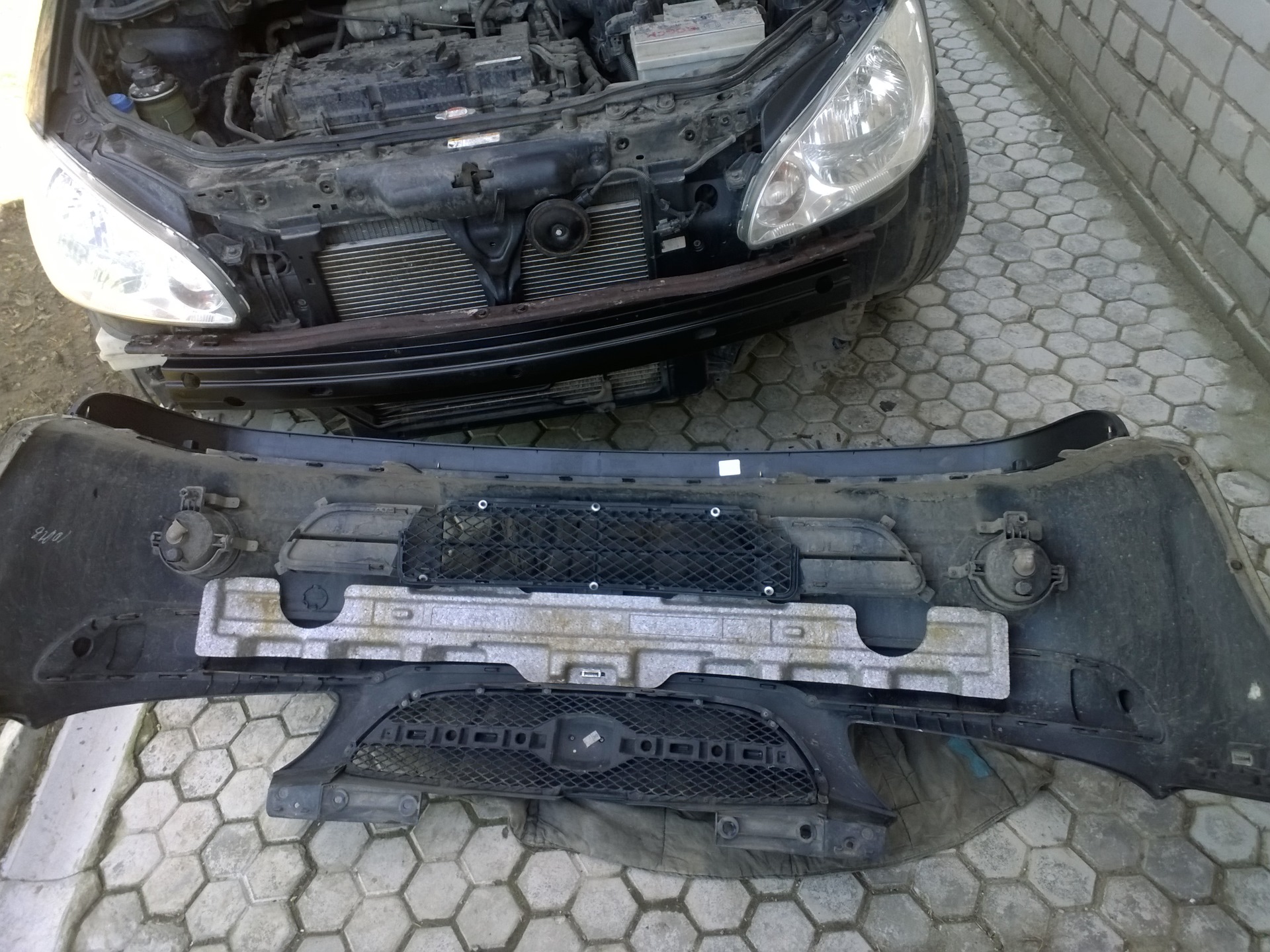 4. Передний бампер хендай гетц 2007. Крепление заднего бампера хендай акцент. Снятие заднего бампера хендай гетц. Снятие переднего бампера hyundai tucson 2006.