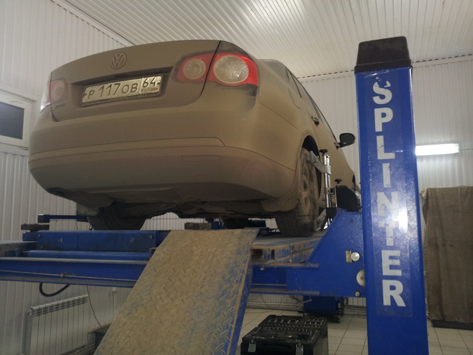 Volkswagen polo на подъемнике. Сход развал на фольксваген джетта 6. Сход развал на т5 фольксваген. Развал фольксваген джетта. Развал фольксваген джетта.