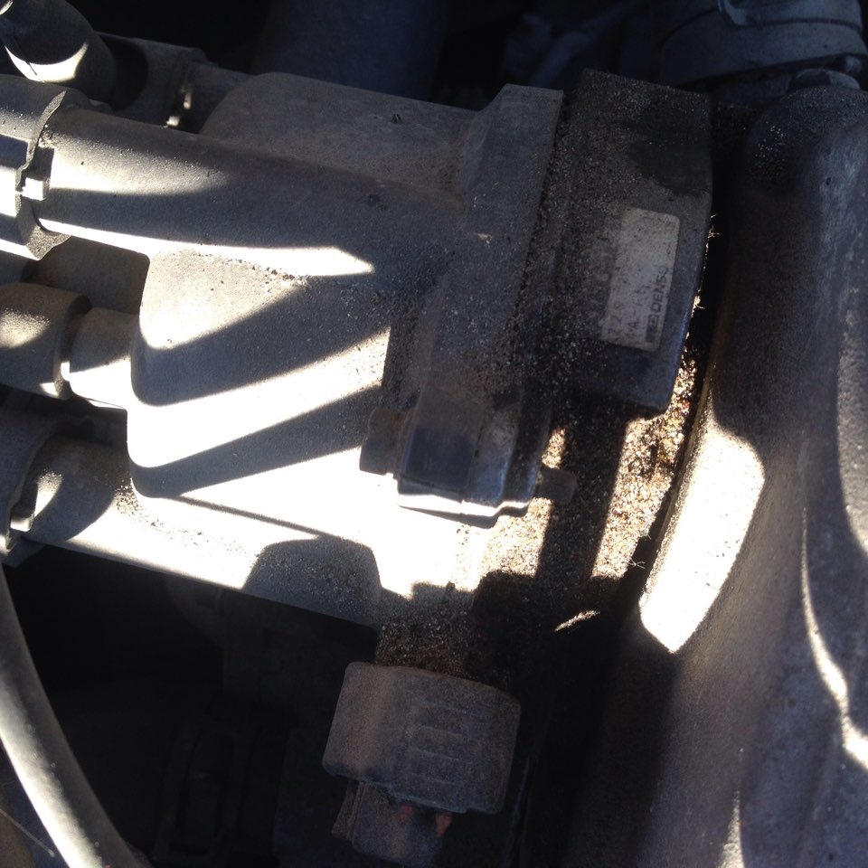 Замена крышки трамблера, прокладка и бегунок + свечи как по книжке ...