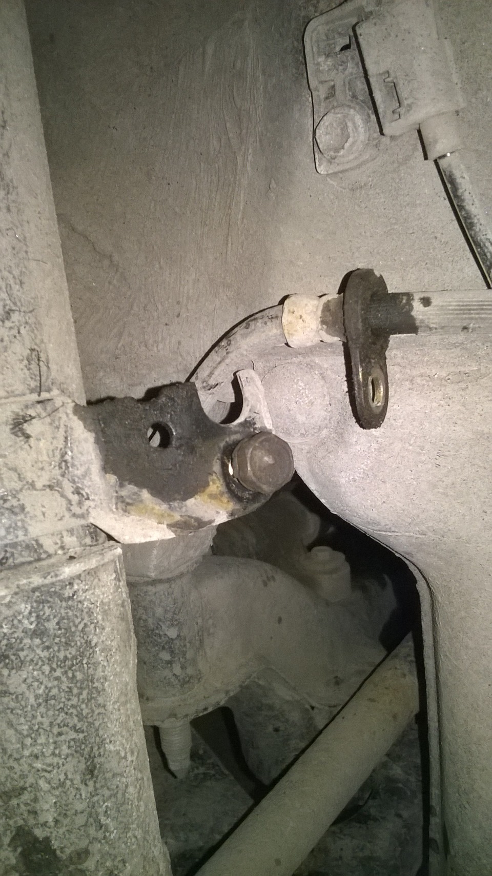 откручиваем шланг тормозной и провода датчика АБС — Toyota Corolla (120)