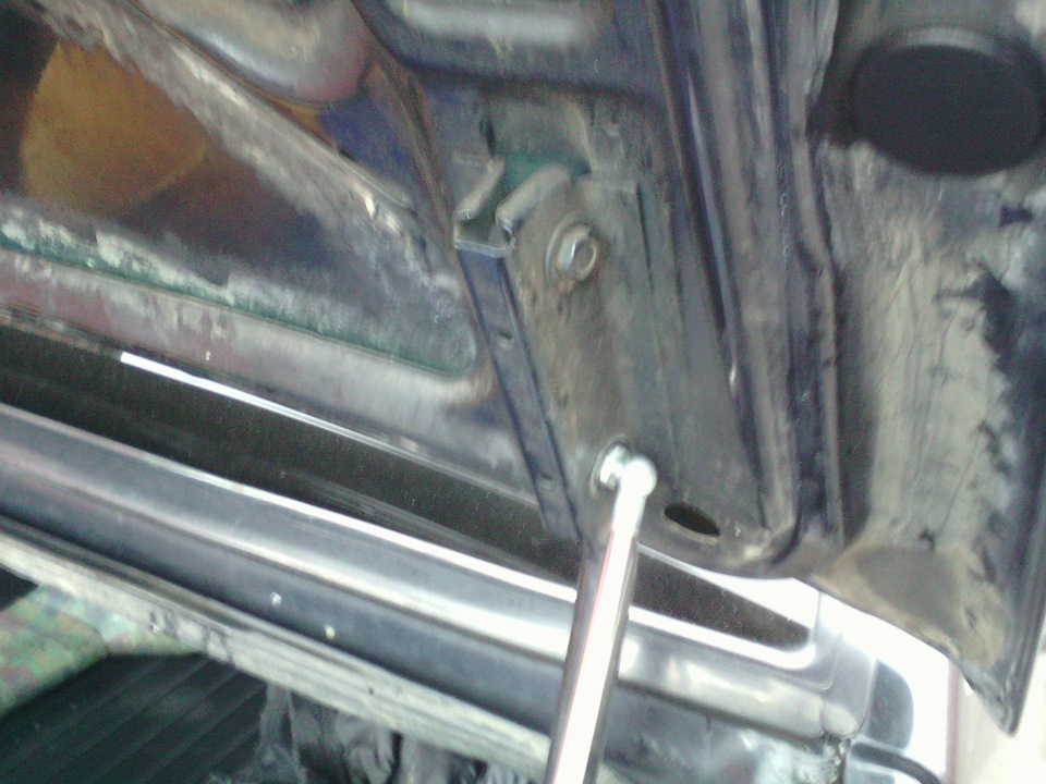 газовая опора от ваз 09 на крышку багажника — Lada 2115, 1,5 л, 2004 ...