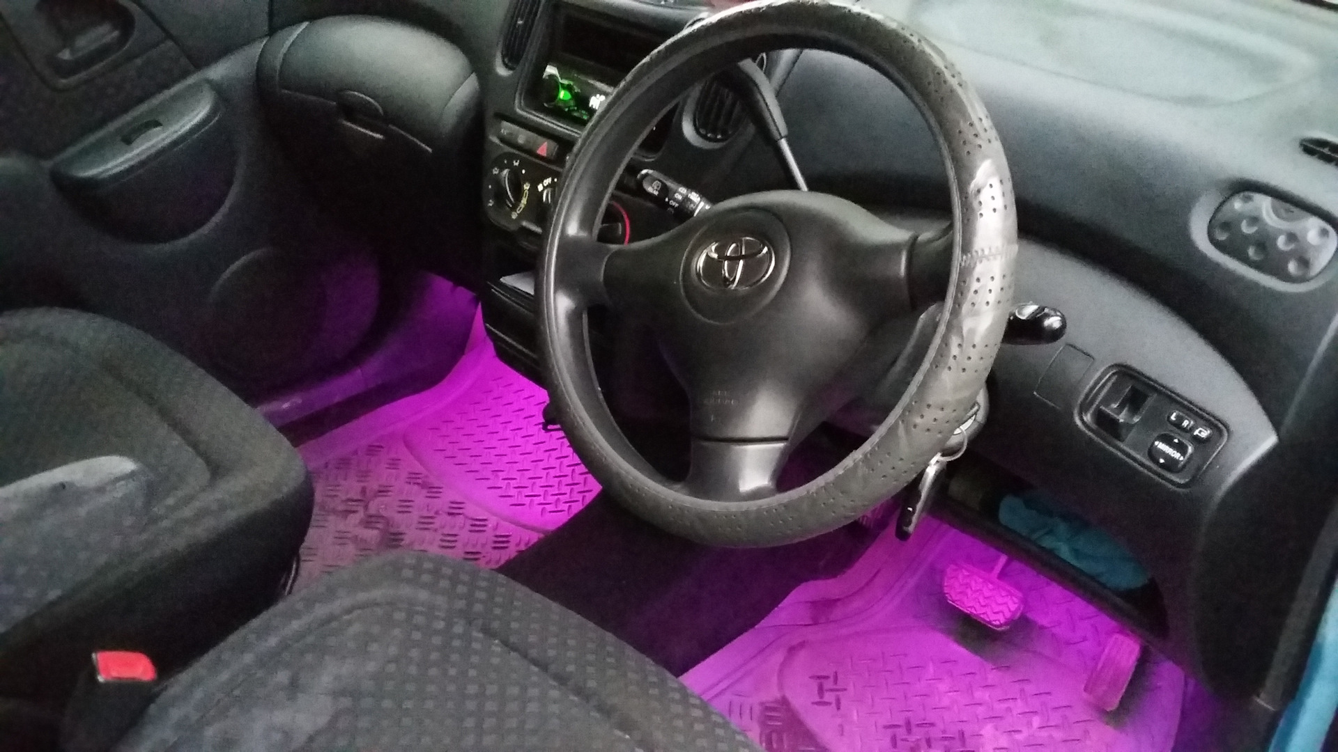подсветка ног — Toyota Funcargo, 1,3 л, 2003 года | аксессуары | DRIVE2