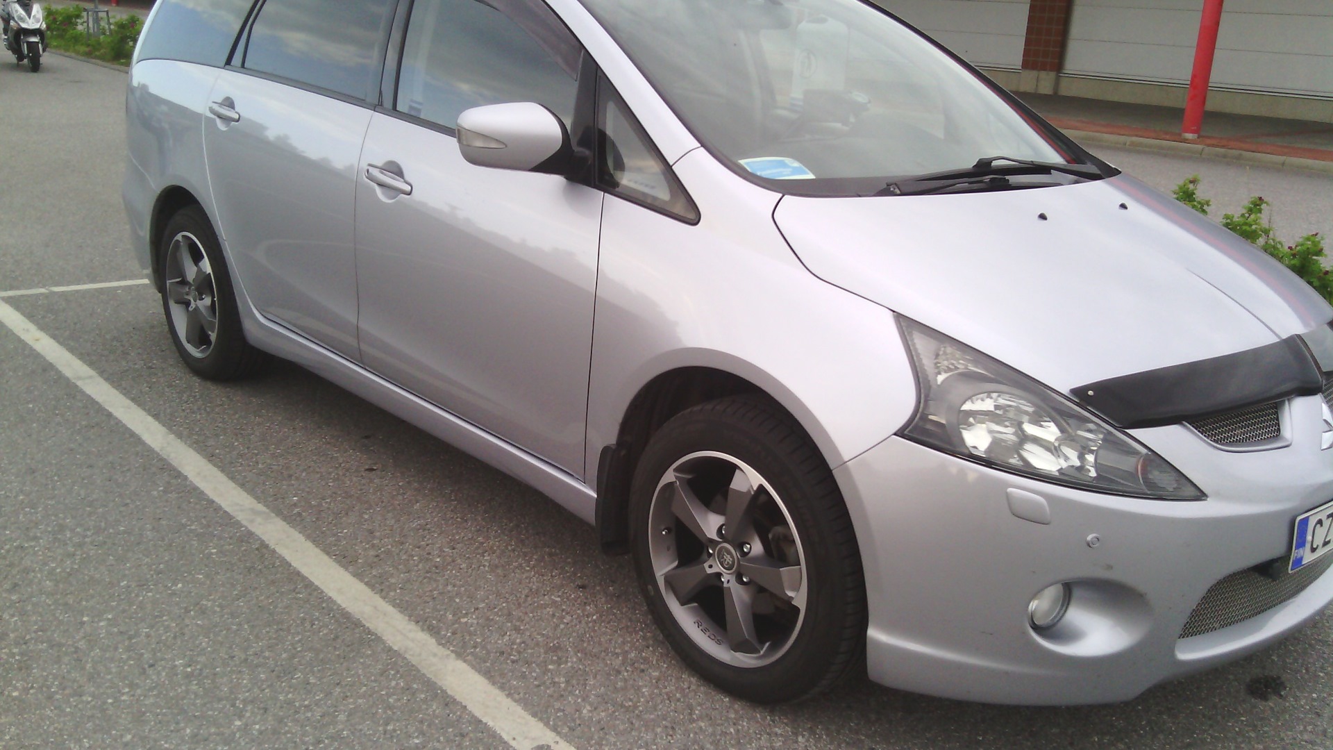 Mitsubishi грандис. Мицубиси грандис на 18 дисках. Митсубиси грандис 2008. Mitsubishi grandis 2005. Mitsubishi grandis tuning.