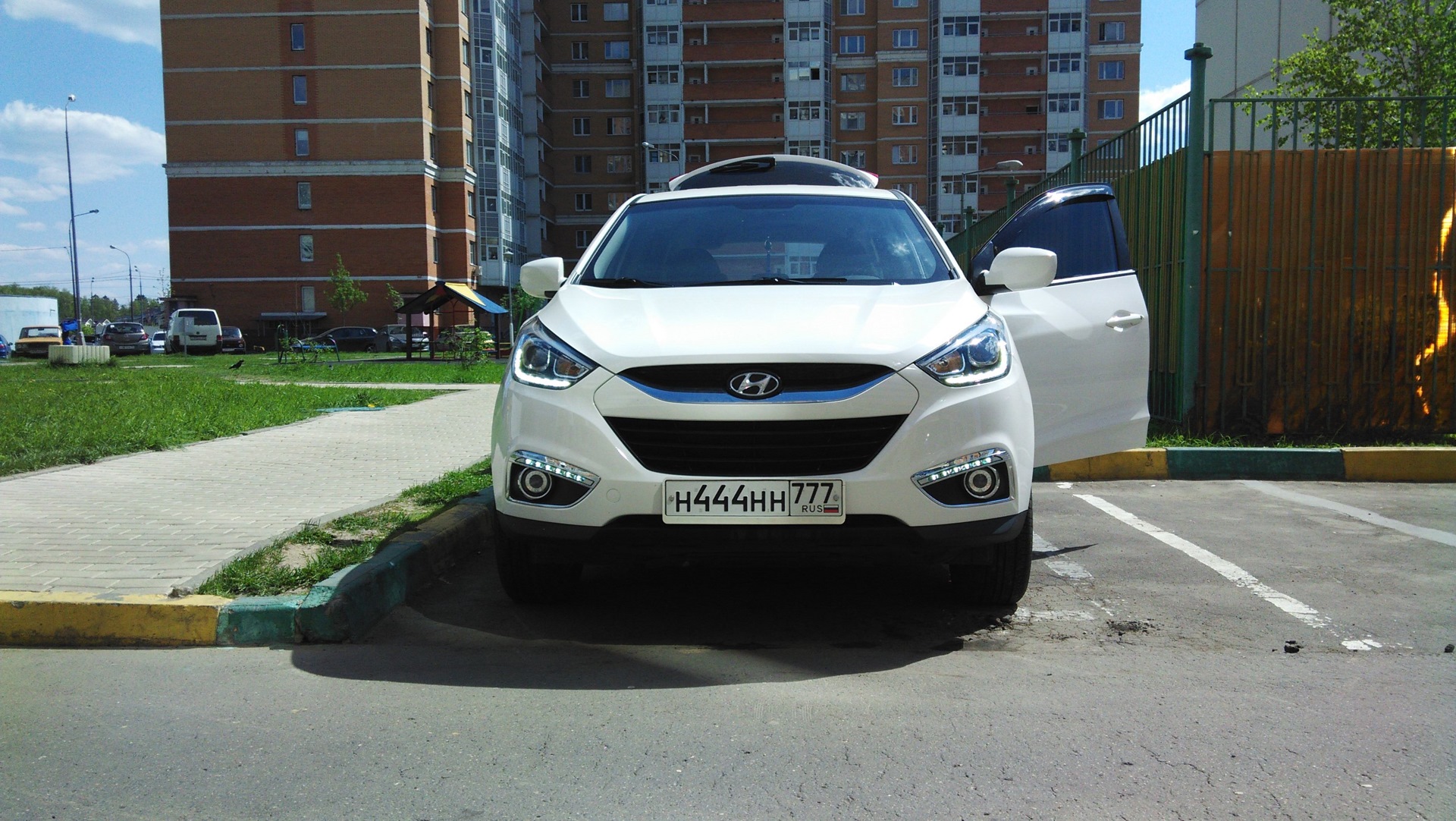 Ксенон 21 век. Ксенон в Hyundai ix35. Hyundai ix35 2014 белый реализация залогового имущества. Хёндай их 35 2012 года гос номер. Ксеноновые фары в темноте Hyundai ix35.