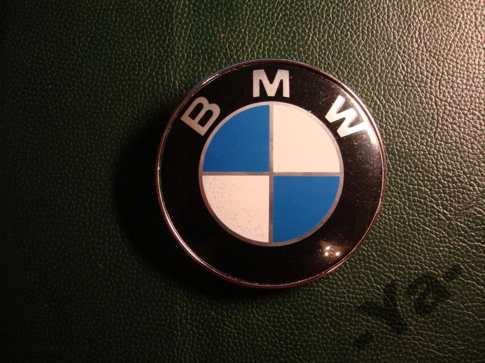 Юбилейный значок бмв. Знак БМВ. Марка БМВ. Логотипы автомобилей БМВ. Значок BMW на машине.