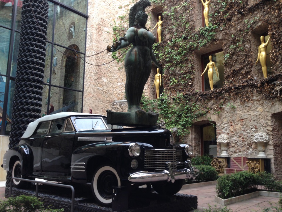 дождливый кадиллак. дом сальвадора дали в фигерасе машина. дождливое такси сальвадора. дождливое такси. памятник дождливое такси.