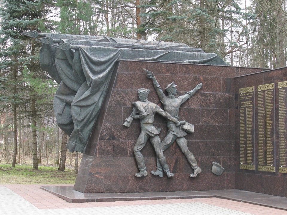 Партизанская поляна брянск. Памятник Партизанская Поляна в Брянске. Партизанская Поляна Брянск официальный сайт. Партизанская Поляна Овстуг в Брянске. Мемориальный комплекс Партизанская Поляна в Брянске вид сверху.