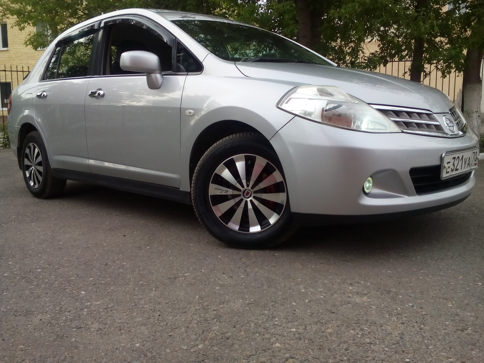 Диски тиида. Диск k-7 Крузо Nissan Tiida. Шины 215/55 r16 на Ниссан Тиида. Диски на Ниссан Тиида r16. Диски Ниссан Тиида 16.