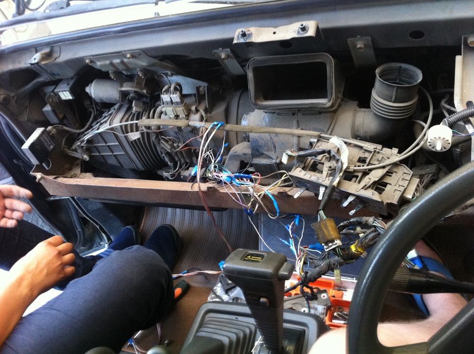 мотор печки делика 4д56. заменить радиатор печки митсубиси делика. панель delica l300.