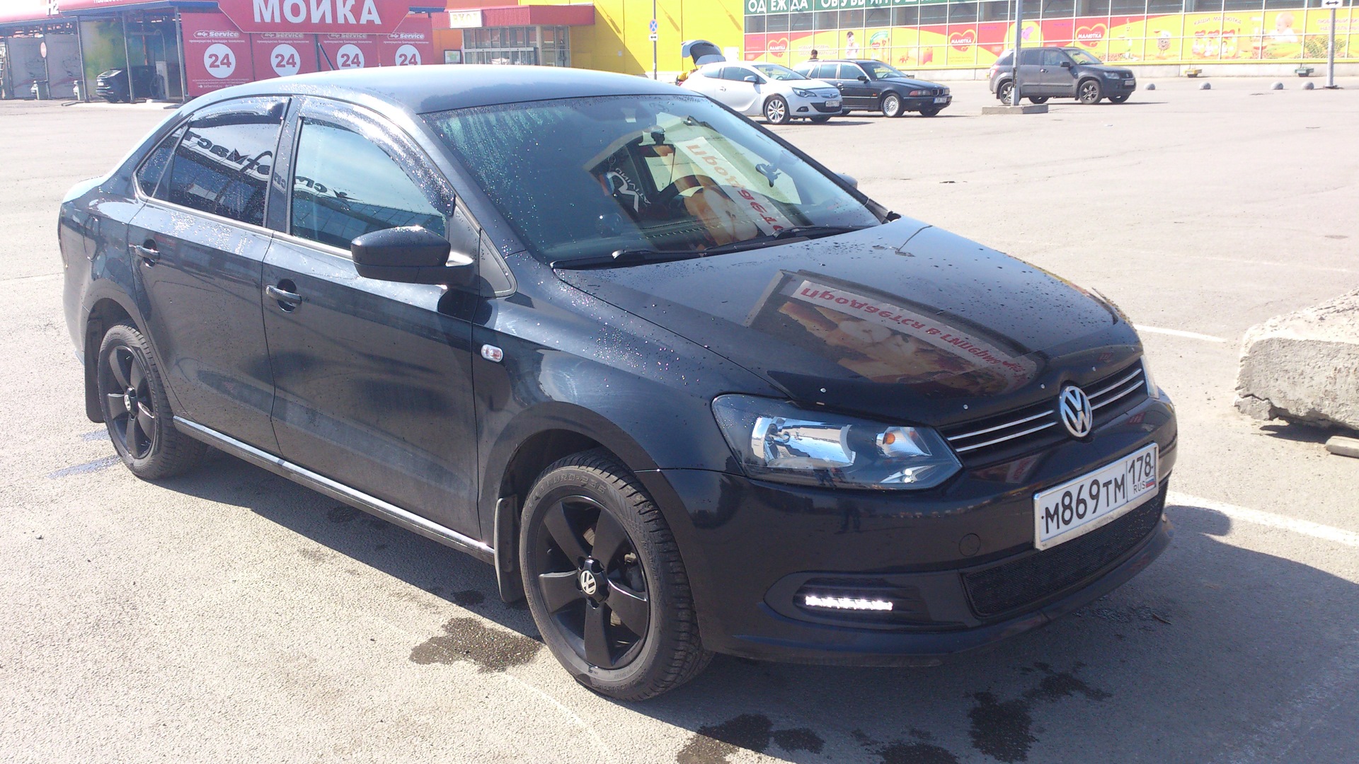 VW Polo sedan серый