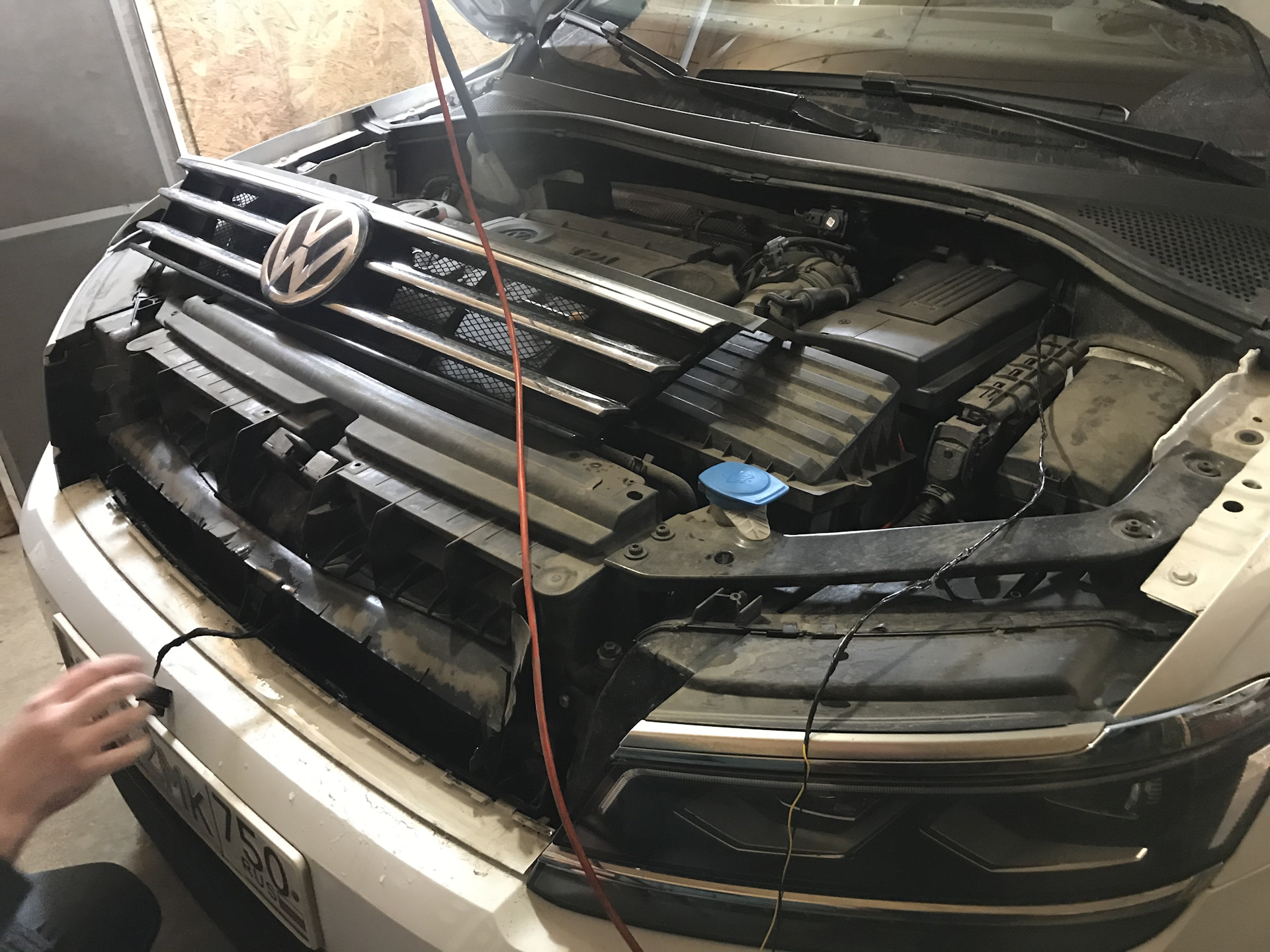 Камера ассистентов тигуан. Установка камеры ассистентов Tiguan 2. Установка камеры ассистентов Тигуан. Как установить камеру ассистентов на Тигуан 2020 года. Коробок для ассистентов движения Тигуан фото.