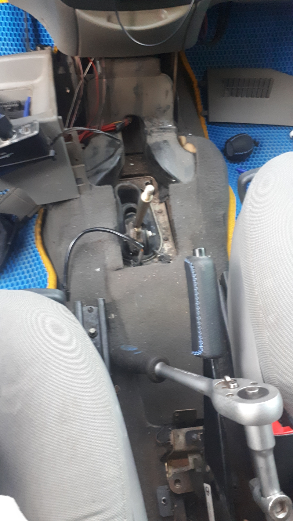 Замена подушки кулисы. — Lada Калина седан, 1,5 л, 2007 года | своими ...