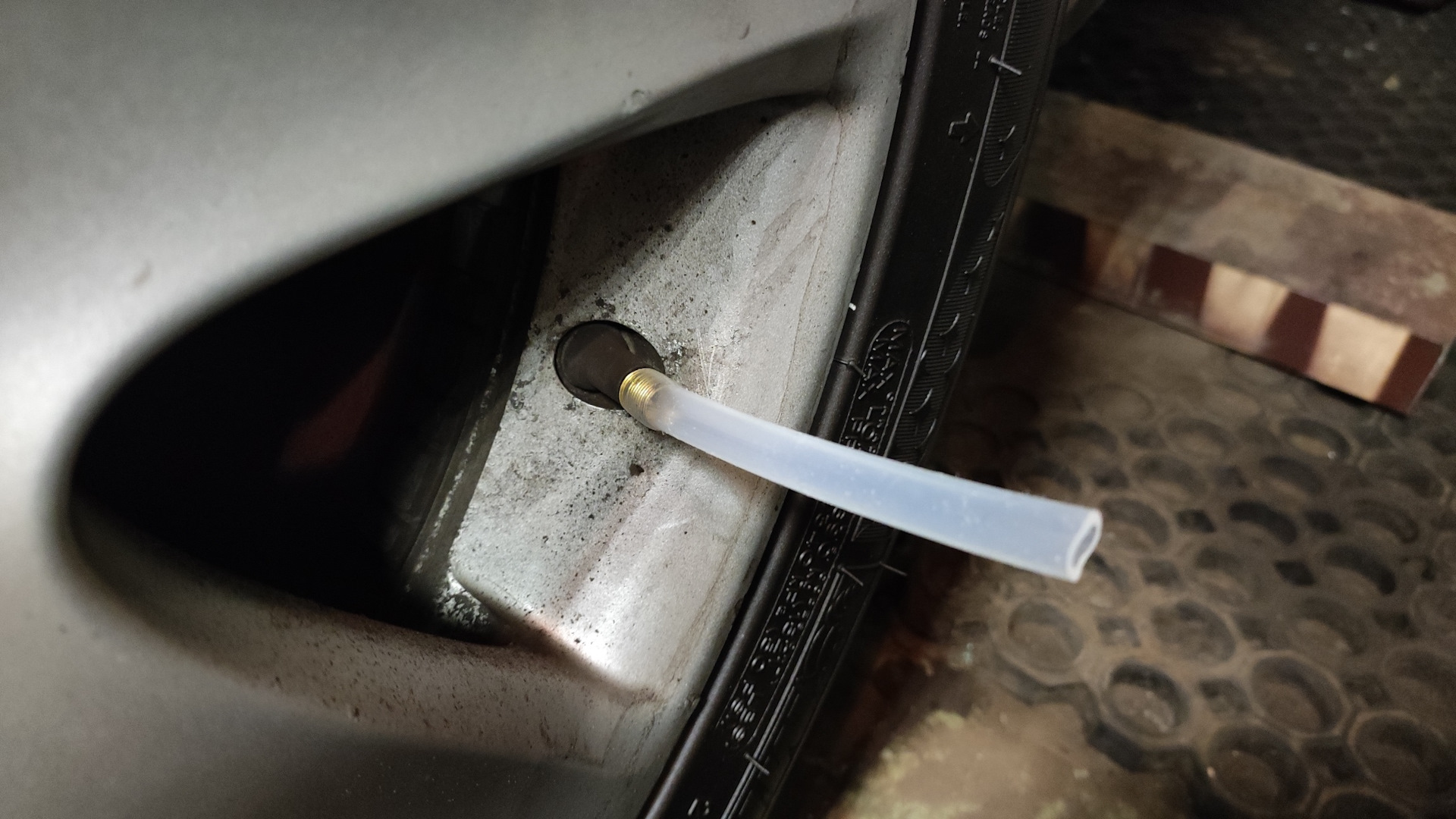 Травит колесо по ободу – заливаем герметик для шин. — Acura TSX (1G), 2 ...