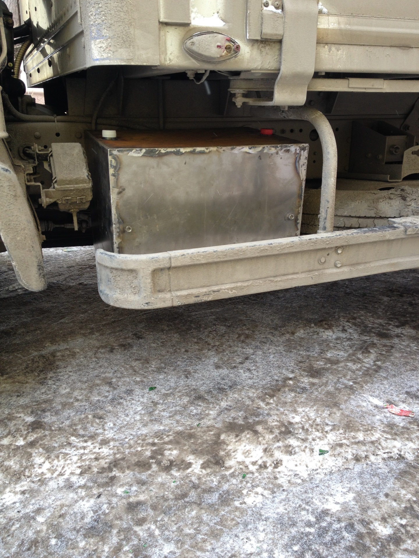 Кантер аккумулятор. Кантер аккумулятор. Ящик аккумулятора mitsubishi fuso. Mitsubishi canter аккумулятор. Кантер аккумулятор.