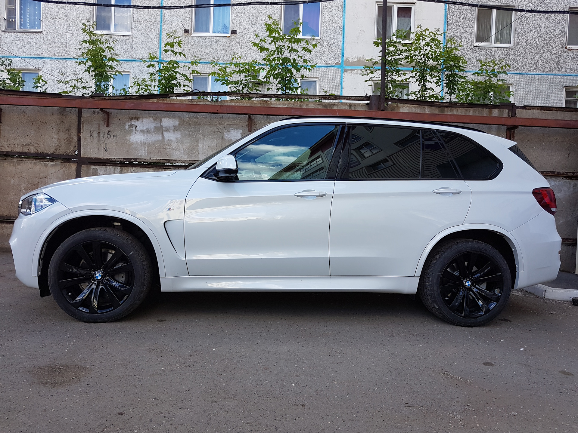 4 белых 1 черный. BMW x5 f15 диски 491. BMW f15 r21. BMW x5 f15 белый r22. BMW x5 f15 белые диски.