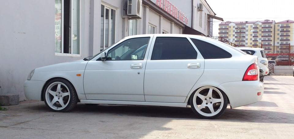 Пороги в белый. — Lada Приора хэтчбек, 1,6 л, 2011 года | стайлинг | DRIVE2