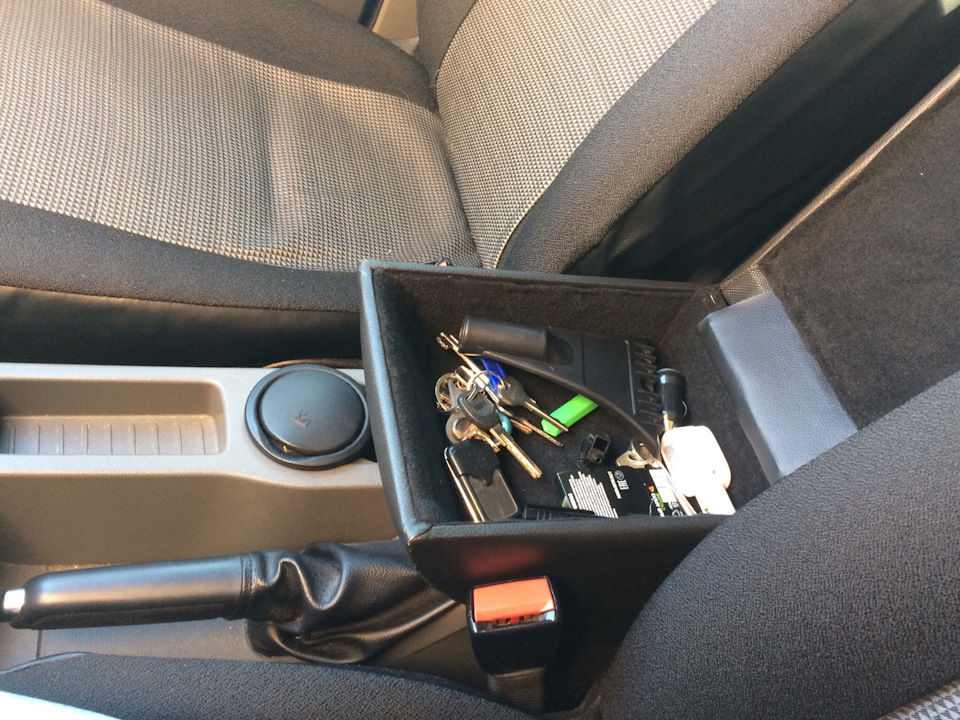 Подлокотник, если комплектация «ну такое» — Ford Focus II Hatchback, 1 ...