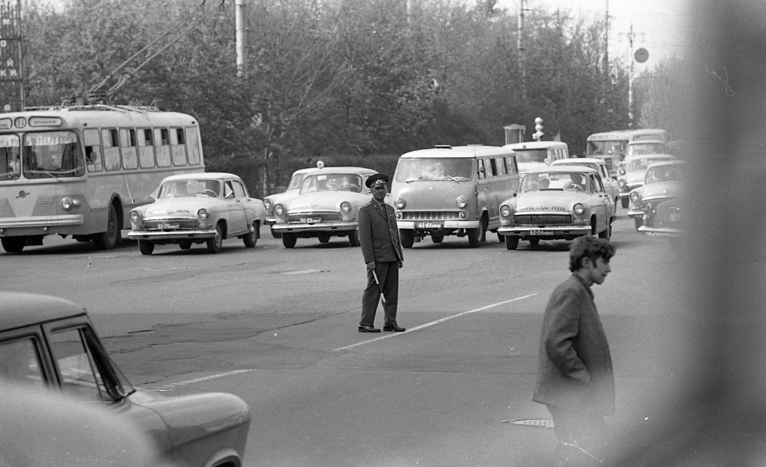 1970 год фотографии. Москва 1971 год. СССР 70-80 годы. Дороги 80-х годов. Советские автомобили в 70-е годы.