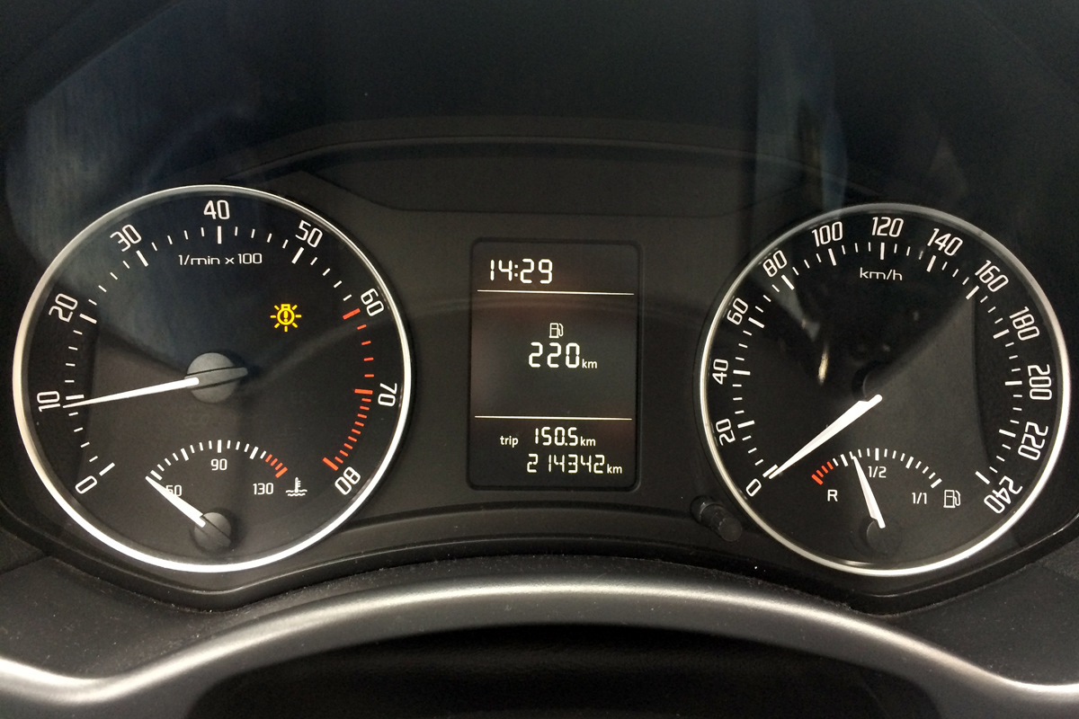 Шкода октавия лампа масла. Загорелась лампочка тс. Подскажите загорается. Ошибка правый габарит шкода суперб 2. Амкодор 732 горит лампочка.