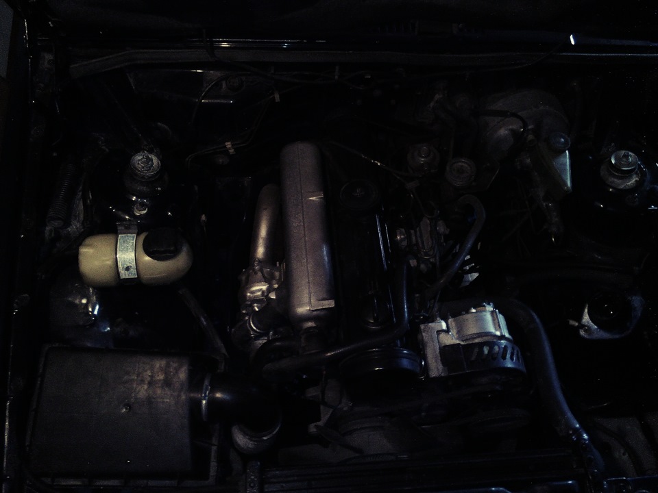 Замена расширительного бачка охлаждающей жидкости. — Volvo 740, 2,4 л ...