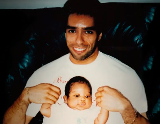 анаболики кровью и потом реальная история все фото. 2ccde5es 960. анаболики кровью и потом реальная история все фото фото. анаболики кровью и потом реальная история все фото-2ccde5es 960. картинка анаболики кровью и потом реальная история все фото. картинка 2ccde5es 960. Судья Алекс Феррер: «Если бы кто-то придумал такой сценарий, все бы сочли его невероятным. Это было похоже на неправдоподобный сюжет для телефильма, но это было на самом деле.»Фильм «Pain & Gain» основан на реальных событиях, которые действительно произошли в середине девяностых в Майами, штат Флорида. Однако фильм затронул лишь малую часть всей этой умопомрачительной истории, многие интересные моменты остались за кадром. И это был тот самый случай, который запал глубоко в душу всех, кто вел расследование — такую ужасающую жестокость проявили накачанные преступники.Летом 1992 года спортивный клуб Sun Gym в Майами выглядел процветающим предприятием. Согласно записям, в нем регулярно тренировались более пятисот человек, но на самом деле все было не так радужно: один за другим клиенты утекали в новый спорткомплекс Gold's Gym, недавно открытый в Майами Лейкс. Неудивительно: если в Sun Gym существовал культ грубой силы и нацеленности на результат, Gold's Gym представлял собой по большей части место для приятной тусовки, что, конечно же, больше пришлось по душе людям, не ставящим перед собою цель завоевать титул Мистер Олимпия (а таких в спортзалах 99 процентов).Спортзалом Sun Gym владел 57-летний Джон Миз, который в молодости был профессиональным культуристом, и даже занял первое место на чемпионате Великобритании в 1962 году. С тех пор утекло немало воды, и Миз, получивший статус бухгалтера и нотариуса, уже не был похож на гору мускулов. Но страсть к бодибилдингу не покидала его, и в январе 1987-го на прибыль от своей бухгалтерской фирмы Джон открыл «спортзал мечты», надеясь, что он станет со временем настоящей Меккой для всех бодибилдеров Флориды. С тех пор Миз регулярно организовывал местные соревнования культуристов, и все спортсмены, приезжавшие на конкурсы в Майами, тренировались в Sun Gym. анаболики кровью и потом реальная история все фото. 2ccde5es 960. анаболики кровью и потом реальная история все фото фото. анаболики кровью и потом реальная история все фото-2ccde5es 960. картинка анаболики кровью и потом реальная история все фото. картинка 2ccde5es 960. Судья Алекс Феррер: «Если бы кто-то придумал такой сценарий, все бы сочли его невероятным. Это было похоже на неправдоподобный сюжет для телефильма, но это было на самом деле.»Фильм «Pain & Gain» основан на реальных событиях, которые действительно произошли в середине девяностых в Майами, штат Флорида. Однако фильм затронул лишь малую часть всей этой умопомрачительной истории, многие интересные моменты остались за кадром. И это был тот самый случай, который запал глубоко в душу всех, кто вел расследование — такую ужасающую жестокость проявили накачанные преступники.Летом 1992 года спортивный клуб Sun Gym в Майами выглядел процветающим предприятием. Согласно записям, в нем регулярно тренировались более пятисот человек, но на самом деле все было не так радужно: один за другим клиенты утекали в новый спорткомплекс Gold's Gym, недавно открытый в Майами Лейкс. Неудивительно: если в Sun Gym существовал культ грубой силы и нацеленности на результат, Gold's Gym представлял собой по большей части место для приятной тусовки, что, конечно же, больше пришлось по душе людям, не ставящим перед собою цель завоевать титул Мистер Олимпия (а таких в спортзалах 99 процентов).Спортзалом Sun Gym владел 57-летний Джон Миз, который в молодости был профессиональным культуристом, и даже занял первое место на чемпионате Великобритании в 1962 году. С тех пор утекло немало воды, и Миз, получивший статус бухгалтера и нотариуса, уже не был похож на гору мускулов. Но страсть к бодибилдингу не покидала его, и в январе 1987-го на прибыль от своей бухгалтерской фирмы Джон открыл «спортзал мечты», надеясь, что он станет со временем настоящей Меккой для всех бодибилдеров Флориды. С тех пор Миз регулярно организовывал местные соревнования культуристов, и все спортсмены, приезжавшие на конкурсы в Майами, тренировались в Sun Gym.