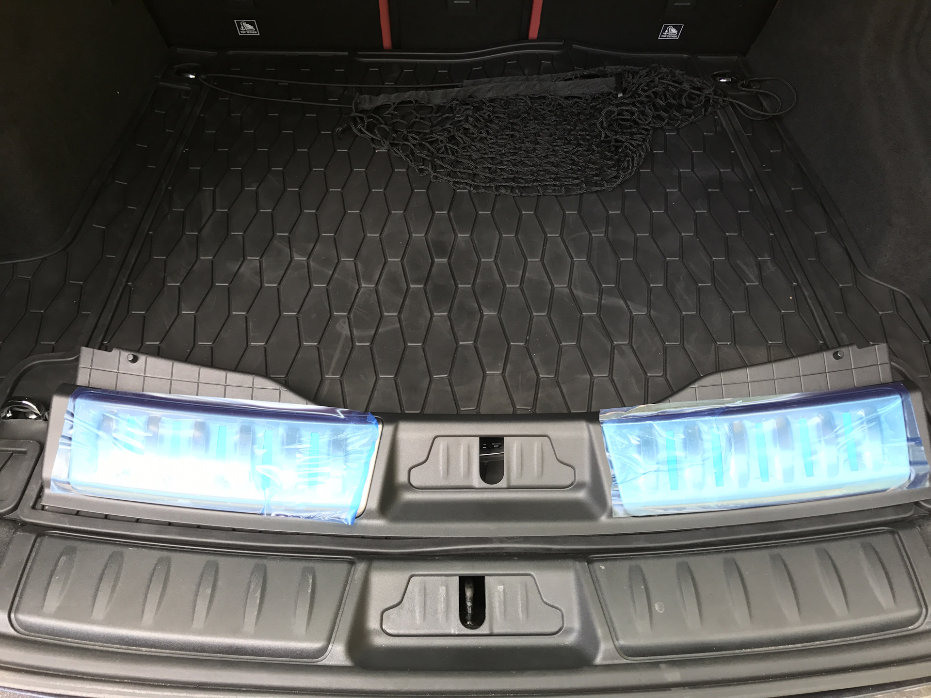 Подсветку накладки багажника. Накладка на багажник. Коврик багажник Jaguar f-Pace. Накладка багажника s-Max. Вскрытие багажника Jaguar XF 2014.