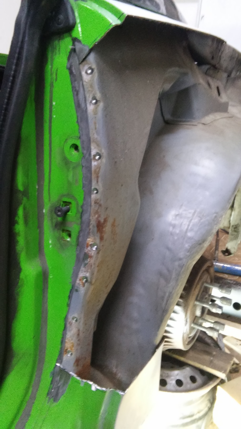 ремонт заднего крыла путем его замены — Chevrolet Camaro IV, 5,8 л ...