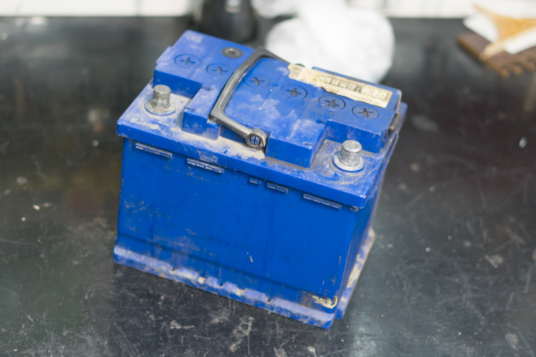 Замена аккумулятора с 60 Ah на 72 Ah — Audi A4 (B5), 1,8 л, 1998 года ...