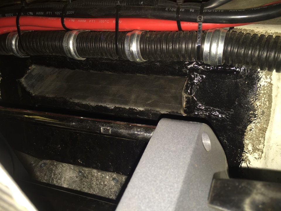 Выход для лебежением назад — Suzuki Jimny (1G). Запчасти на фото: FT1050, FT1105