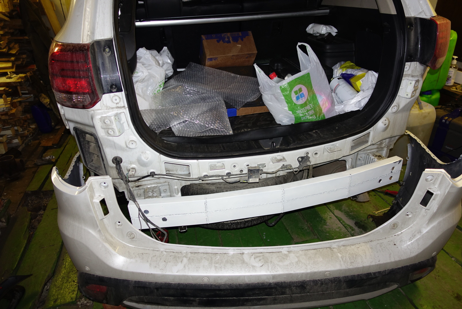 Снять задний бампер аутлендер. Снятие заднего бампера митсубиси аутлендер 3. Крепление заднего бампера митсубиси аутлендер 3. Снять задний бампер аутлендер. Mitsubishi outlander 3 трёт задний бампер о крыло.