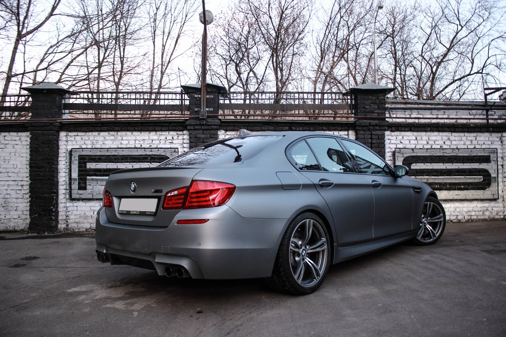 Фото серая 10. BMW m5 f10 Grey. BMW m5 f10 серая. BMW f10 графит. BMW 5 f10 серый матовый.