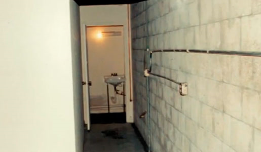 анаболики кровью и потом реальная история все фото. 2cede5es 960. анаболики кровью и потом реальная история все фото фото. анаболики кровью и потом реальная история все фото-2cede5es 960. картинка анаболики кровью и потом реальная история все фото. картинка 2cede5es 960. Судья Алекс Феррер: «Если бы кто-то придумал такой сценарий, все бы сочли его невероятным. Это было похоже на неправдоподобный сюжет для телефильма, но это было на самом деле.»Фильм «Pain & Gain» основан на реальных событиях, которые действительно произошли в середине девяностых в Майами, штат Флорида. Однако фильм затронул лишь малую часть всей этой умопомрачительной истории, многие интересные моменты остались за кадром. И это был тот самый случай, который запал глубоко в душу всех, кто вел расследование — такую ужасающую жестокость проявили накачанные преступники.Летом 1992 года спортивный клуб Sun Gym в Майами выглядел процветающим предприятием. Согласно записям, в нем регулярно тренировались более пятисот человек, но на самом деле все было не так радужно: один за другим клиенты утекали в новый спорткомплекс Gold's Gym, недавно открытый в Майами Лейкс. Неудивительно: если в Sun Gym существовал культ грубой силы и нацеленности на результат, Gold's Gym представлял собой по большей части место для приятной тусовки, что, конечно же, больше пришлось по душе людям, не ставящим перед собою цель завоевать титул Мистер Олимпия (а таких в спортзалах 99 процентов).Спортзалом Sun Gym владел 57-летний Джон Миз, который в молодости был профессиональным культуристом, и даже занял первое место на чемпионате Великобритании в 1962 году. С тех пор утекло немало воды, и Миз, получивший статус бухгалтера и нотариуса, уже не был похож на гору мускулов. Но страсть к бодибилдингу не покидала его, и в январе 1987-го на прибыль от своей бухгалтерской фирмы Джон открыл «спортзал мечты», надеясь, что он станет со временем настоящей Меккой для всех бодибилдеров Флориды. С тех пор Миз регулярно организовывал местные соревнования культуристов, и все спортсмены, приезжавшие на конкурсы в Майами, тренировались в Sun Gym. анаболики кровью и потом реальная история все фото. 2cede5es 960. анаболики кровью и потом реальная история все фото фото. анаболики кровью и потом реальная история все фото-2cede5es 960. картинка анаболики кровью и потом реальная история все фото. картинка 2cede5es 960. Судья Алекс Феррер: «Если бы кто-то придумал такой сценарий, все бы сочли его невероятным. Это было похоже на неправдоподобный сюжет для телефильма, но это было на самом деле.»Фильм «Pain & Gain» основан на реальных событиях, которые действительно произошли в середине девяностых в Майами, штат Флорида. Однако фильм затронул лишь малую часть всей этой умопомрачительной истории, многие интересные моменты остались за кадром. И это был тот самый случай, который запал глубоко в душу всех, кто вел расследование — такую ужасающую жестокость проявили накачанные преступники.Летом 1992 года спортивный клуб Sun Gym в Майами выглядел процветающим предприятием. Согласно записям, в нем регулярно тренировались более пятисот человек, но на самом деле все было не так радужно: один за другим клиенты утекали в новый спорткомплекс Gold's Gym, недавно открытый в Майами Лейкс. Неудивительно: если в Sun Gym существовал культ грубой силы и нацеленности на результат, Gold's Gym представлял собой по большей части место для приятной тусовки, что, конечно же, больше пришлось по душе людям, не ставящим перед собою цель завоевать титул Мистер Олимпия (а таких в спортзалах 99 процентов).Спортзалом Sun Gym владел 57-летний Джон Миз, который в молодости был профессиональным культуристом, и даже занял первое место на чемпионате Великобритании в 1962 году. С тех пор утекло немало воды, и Миз, получивший статус бухгалтера и нотариуса, уже не был похож на гору мускулов. Но страсть к бодибилдингу не покидала его, и в январе 1987-го на прибыль от своей бухгалтерской фирмы Джон открыл «спортзал мечты», надеясь, что он станет со временем настоящей Меккой для всех бодибилдеров Флориды. С тех пор Миз регулярно организовывал местные соревнования культуристов, и все спортсмены, приезжавшие на конкурсы в Майами, тренировались в Sun Gym.