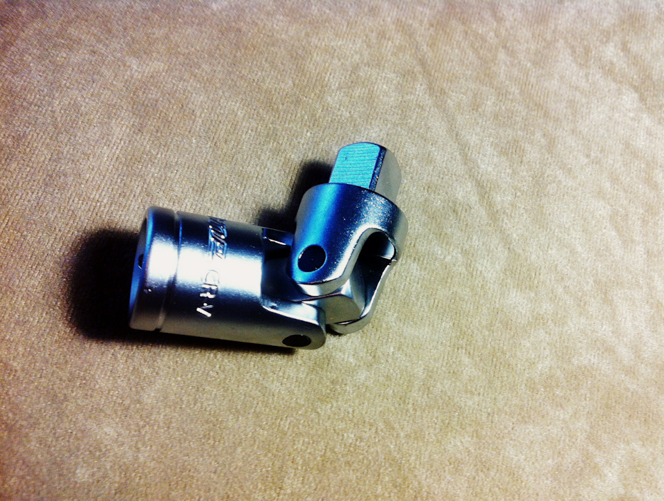 Карданный шарнир 1/2 дюйма. Материал на вид хороший, хромированное покрытие за время что я им пользовался даже не потерлось. — Lada 21124