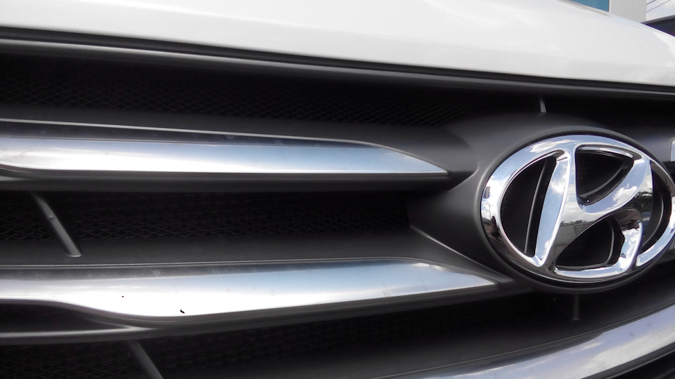  под радиаторную решетку — Hyundai Santa Fe (3G), 2,2 л, 2015 года .