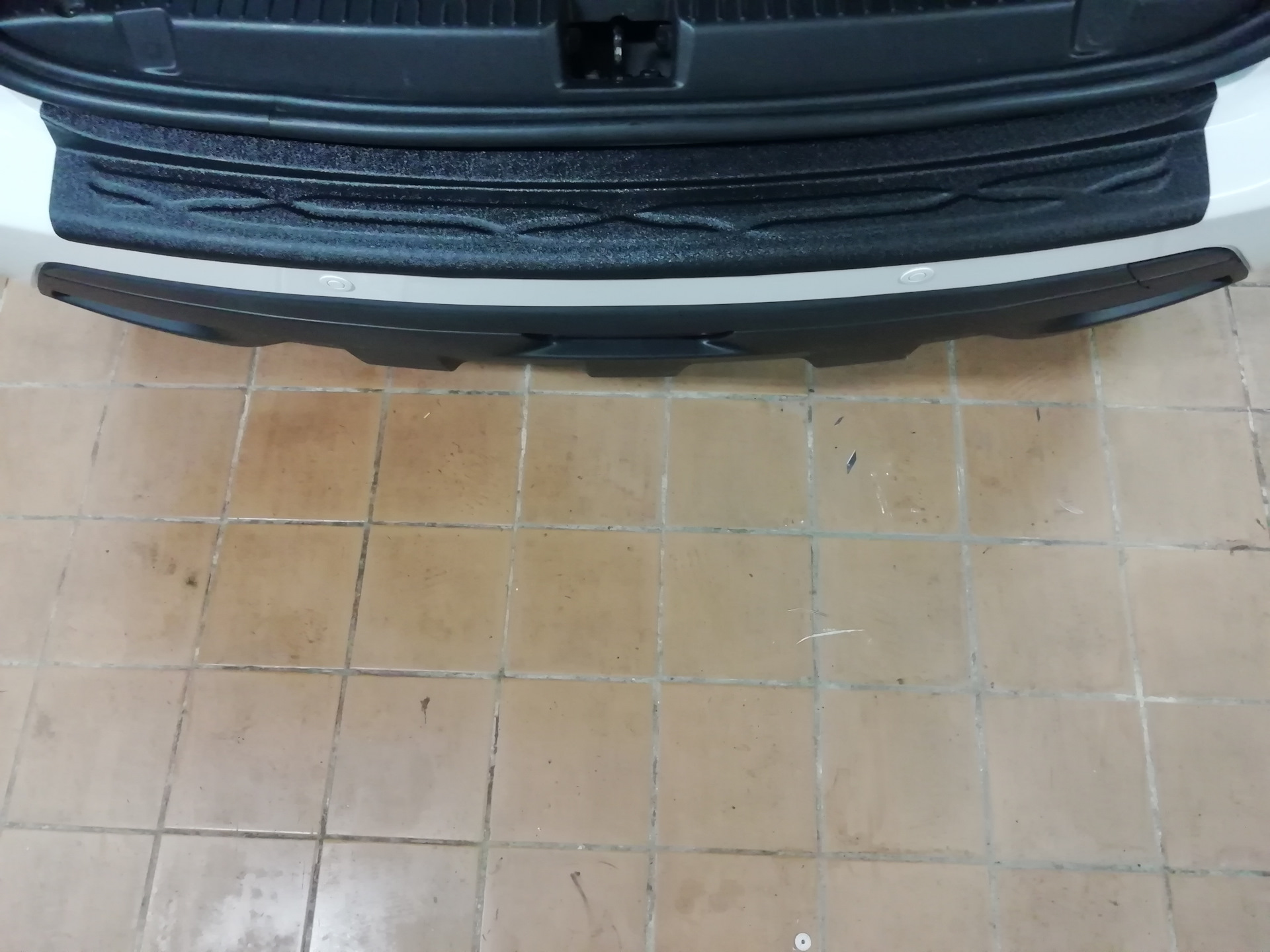 Ремонт и покраска крышки багажника и установка накладки на задний ...