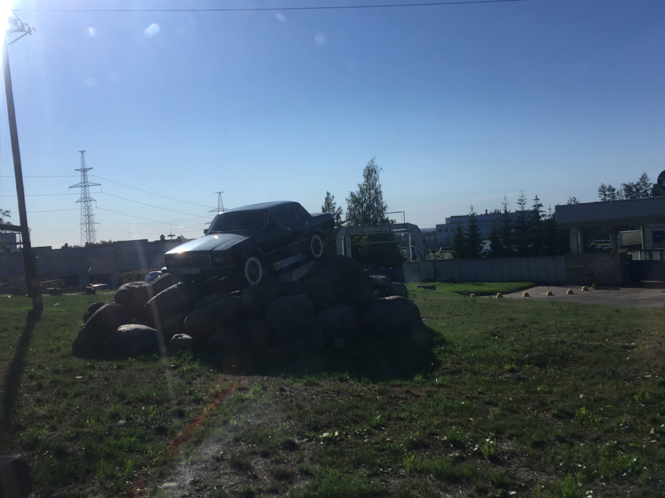 На подъезде к объекту меня встречает памятник чОрной Волге))) Не пожалели 3102))) — УАЗ Patriot