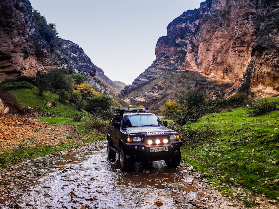 НАРУШИТЕЛЬ в расщелине… — Mitsubishi Montero Sport (1G)