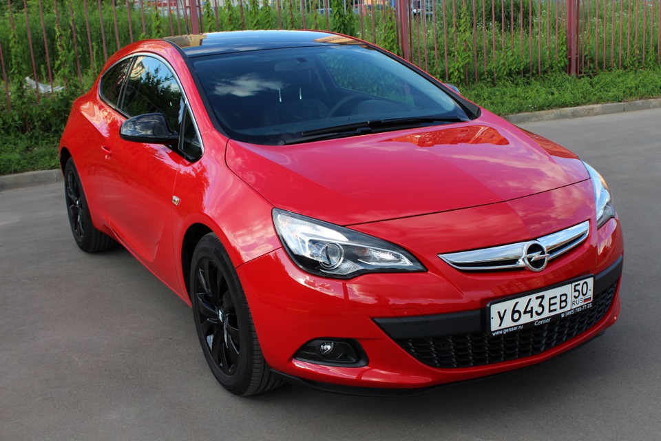 Opel Astra GTC красная