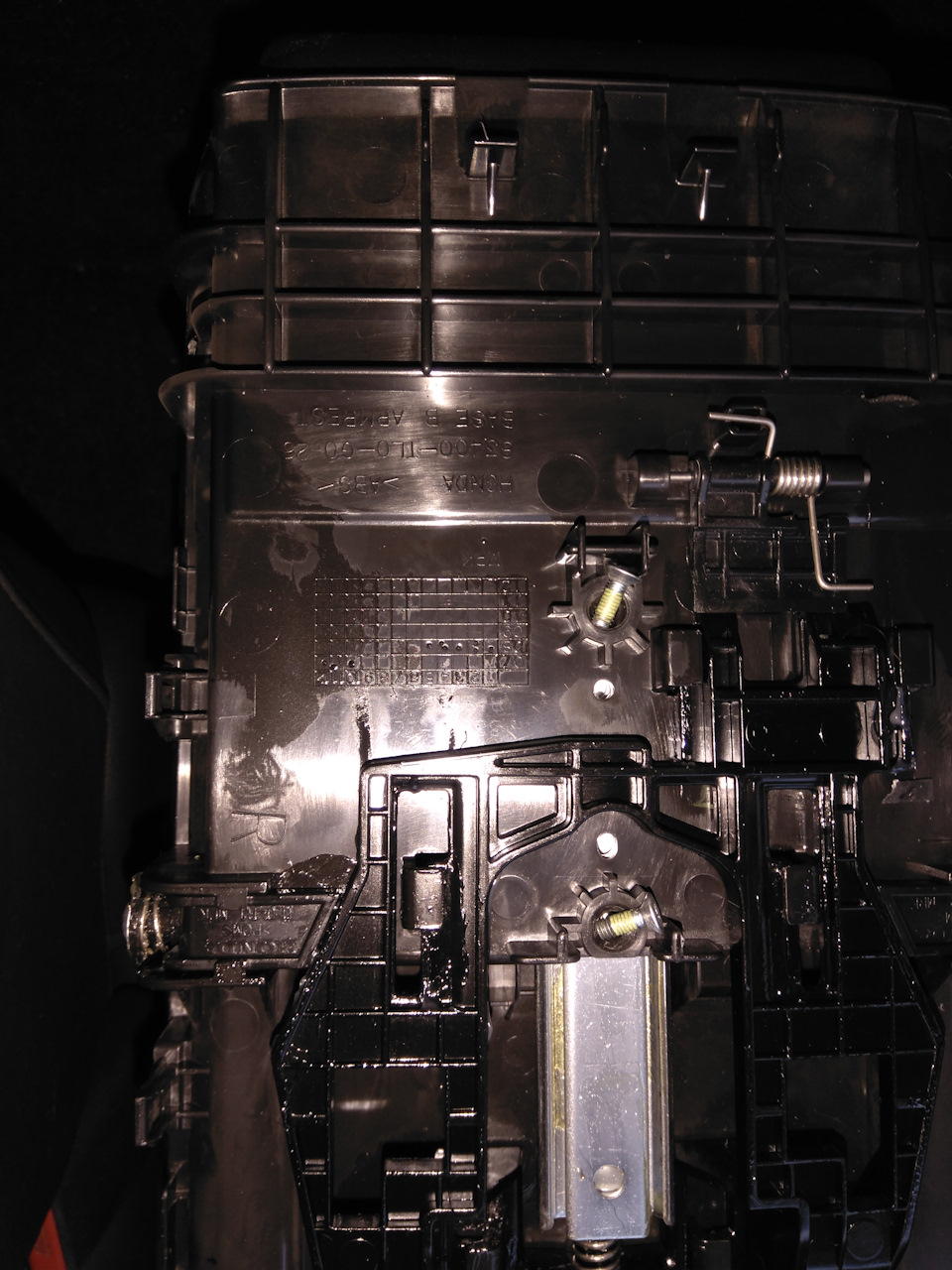 Откручиваем два винтика — Honda Accord (8G)