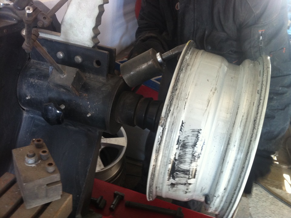 Рихтовка диска — Audi A6 (C4), 1,9 л, 1994 года | колёсные диски | DRIVE2