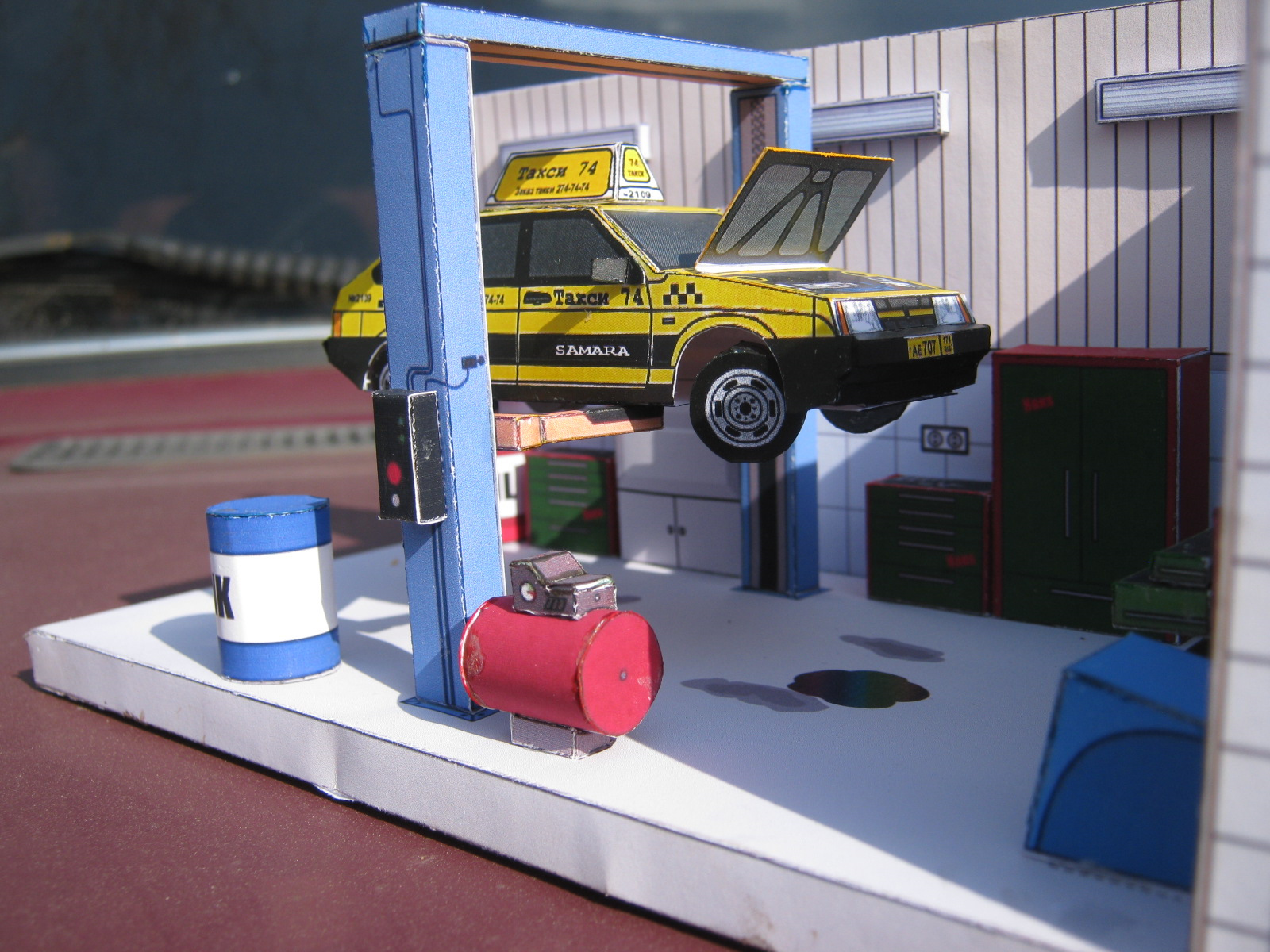 Гараж для масштабных моделей. Автосервис бумажный. Автосервис из картона. Автосервис бумажный. Макет автосервис из бумаги.