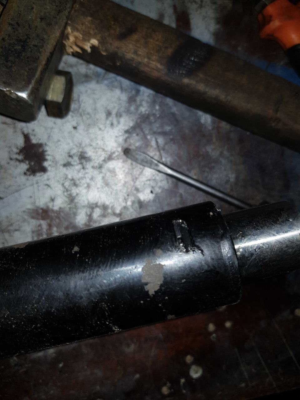 Вытаскиваем втулку, она сидит достаточно плотно, по этому пришлось выковыривать ее от туда. — Hyundai i20 (1G)