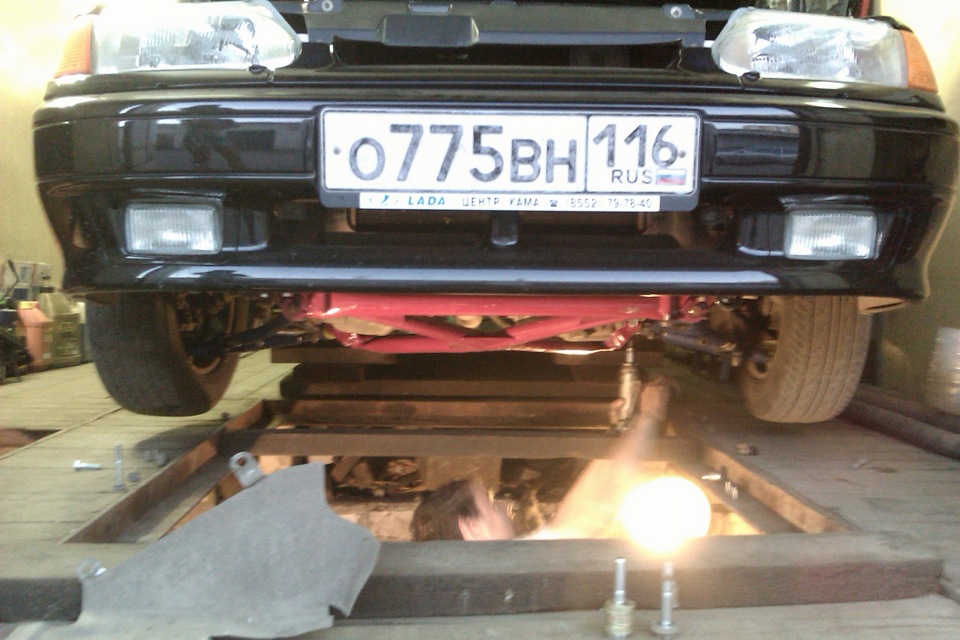 Установка подрамника и треугольных рычагов — Lada 2114, 1,6 л, 2011 ...
