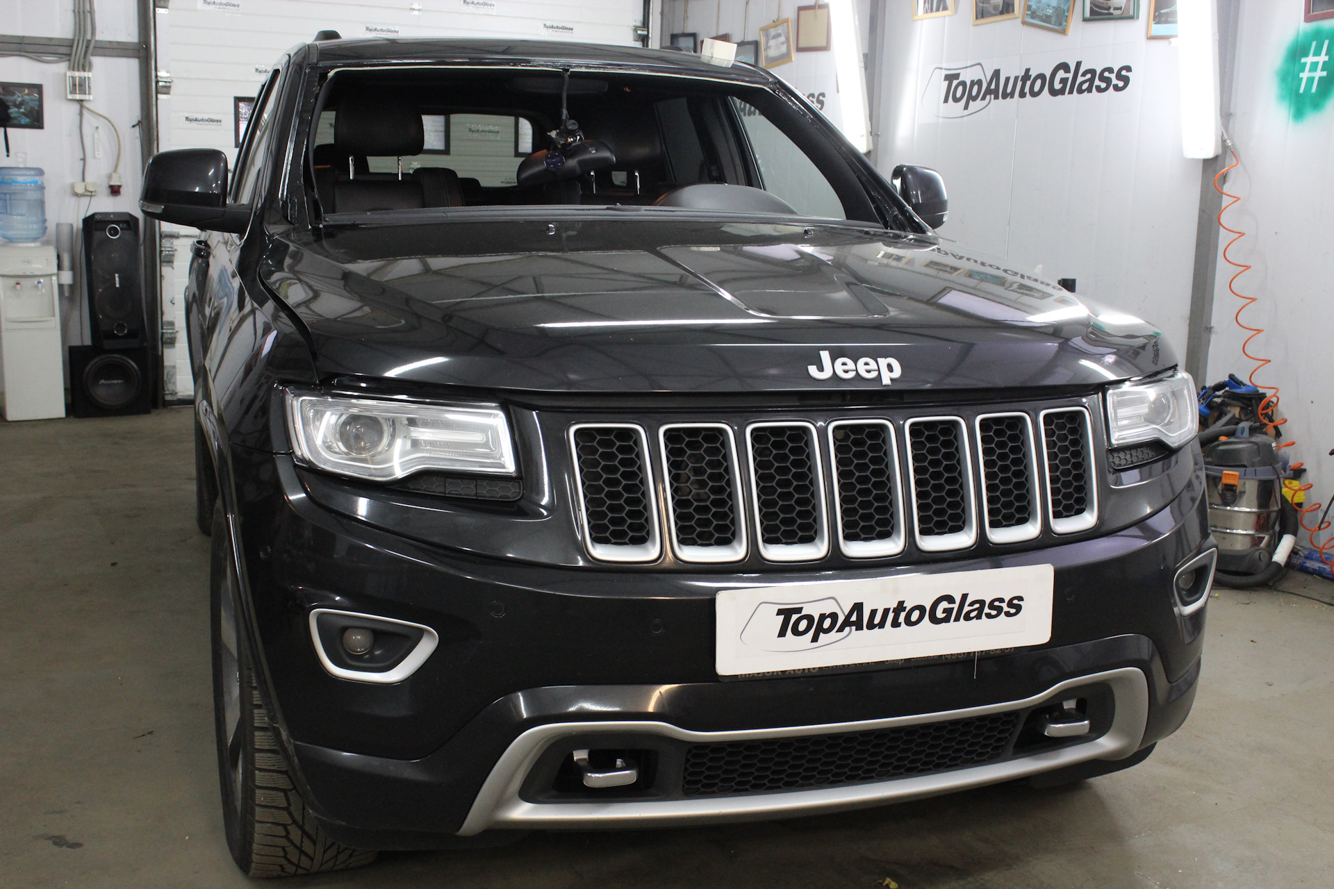 Лобовое стекло jeep cherokee. Защитное стекло Grand Cherokee. Защитное стекло Jeep. Камера на лобовом стекле Jeep Grand Cherokee wk2 2018. Размер лобового стекла джип Гранд Чероки.