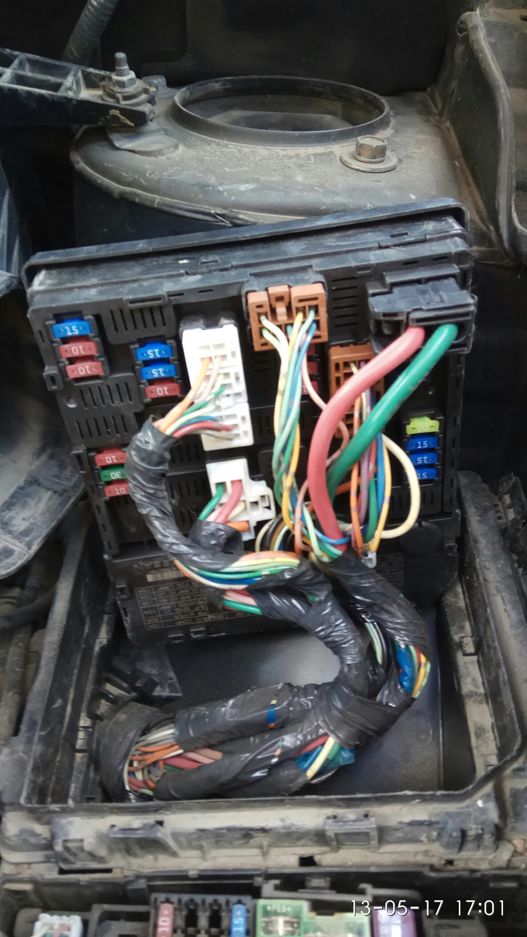 Где находится блок евросвета на ниссан жук